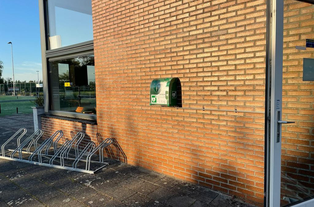 AED bij het clubgebouw